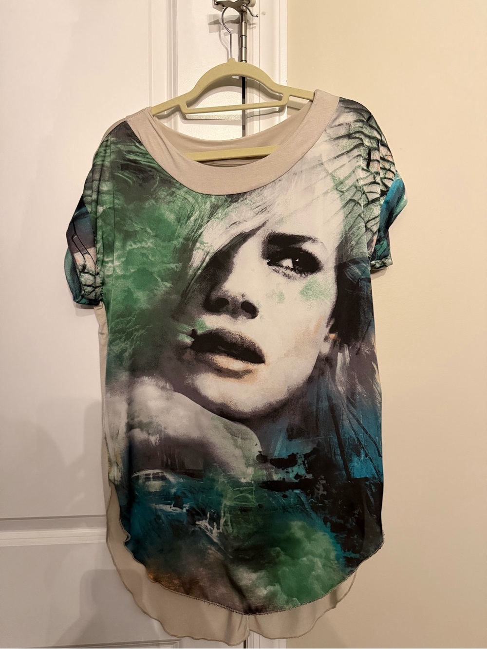 Graphic Face Print Women's Short Sleeve Top in Green and Teal